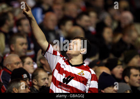 Fußball - Coca-Cola Football League Championship - Nottingham Forest / Doncaster Rovers - City Ground. Ein Doncaster Rovers Fan zeigt seine Unterstützung, in den Tribünen während des Spiels. Stockfoto