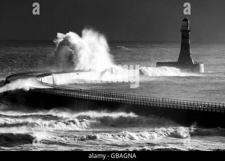 Sturmwellen treffen den Leuchtturm von Seaham in der Grafschaft Durham, während eine arktische Wetterfront die Ostküste trifft. Stockfoto