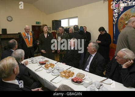 Präsidentin Mary McAleese spricht bei der Wiedereröffnung der Brakey Orange Hall in Co Cavan, die kürzlich nach einem Brandanschlag wieder aufgebaut wurde, an die Mitglieder des Orange Order. Stockfoto