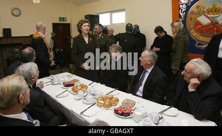 Präsidentin Mary McAleese spricht bei der Wiedereröffnung der Brakey Orange Hall in Co Cavan, die kürzlich nach einem Brandanschlag wieder aufgebaut wurde, an die Mitglieder des Orange Order. Stockfoto