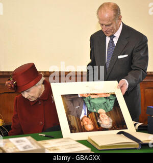 Die britische Königin Elizabeth II. Und der Herzog von Edinburgh signieren im Rathaus von Banbury während ihres Besuchs im Stadtzentrum von Banbury in Oxfordshire ein Selbstporträt. Stockfoto