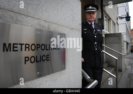 Metropolitan Police Commissioner Sir Ian Blair verlässt West End Central Police Station, London, für einen Spaziergang durch die Straßen von Soho, wo er vor 34 Jahren patrouillierte. Stockfoto