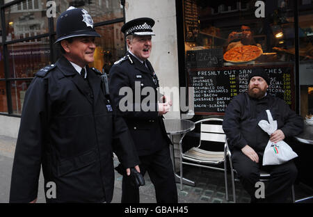 Metropolitan Police Commissioner Sir Ian Blair und mit PC Andy Moss gehen durch die Straßen von Soho, London, wo Sir Ian vor 34 Jahren patrouillierte. Stockfoto