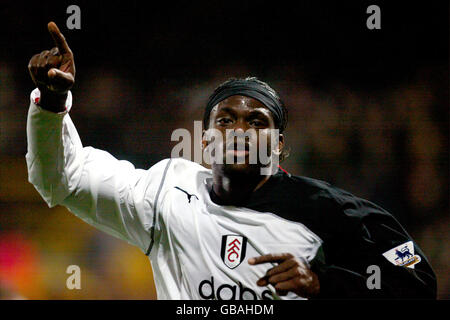 Fußball - FA Barclaycard Premiership - Fulham gegen Portsmouth. Fulhams Louis Saha feiert sein 2. Tor Stockfoto