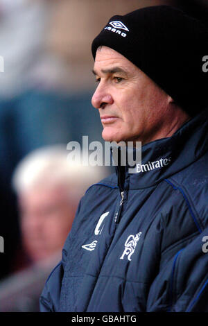 Fußball - FA Barclaycard Premiership - Southampton / Chelsea. Chelseas Manager Claudio Ranieri beobachtet sein Team im Kampf gegen Southampton Stockfoto