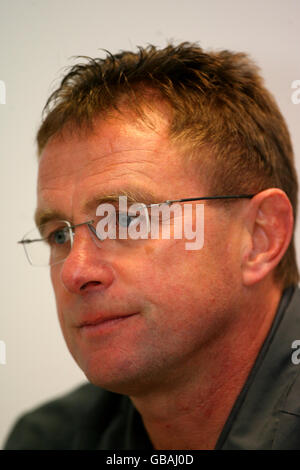 Fußball - Deutsche Bundesliga - TSG 1899 Hoffenheim / DSC Arminia Bielefeld - Carl-Benz Stadion. TSG 1899 Hoffenheims Trainer Ralf Rangnick während der Pressekonferenz nach dem Spiel Stockfoto