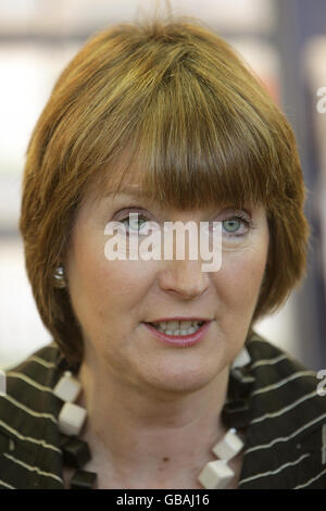 Die Vorsitzende der Labour Party Harriet Harman bei einem Besuch in einer Niederlassung von Tesco in Kensington, London, die ab Montag Waren mit dem neuen Mehrwertsteuersatz von 15 Prozent verkaufen wird. Stockfoto