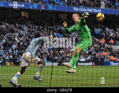 Fußball - Barclays Premier League - Manchester City / Manchester United - City of Manchester Stadium. Joe Hart von Manchester City rettet den Ball und verhindert, dass Wayne Rooney (nicht im Bild) von Manchester United ein Tor schied. Stockfoto