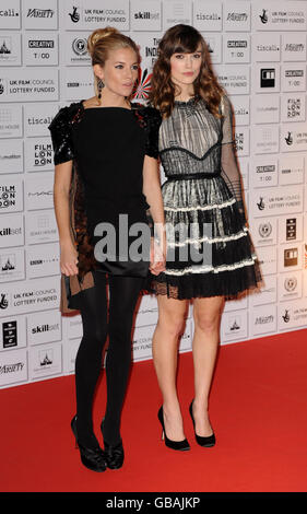 Sienna Miller (links) und Keira Knightley kommen für die British Independent Film Awards am Old Billingsgate Market, East London, an. Stockfoto