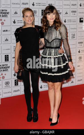 Sienna Miller (links) und Keira Knightley kommen für die British Independent Film Awards am Old Billingsgate Market, East London, an. Stockfoto