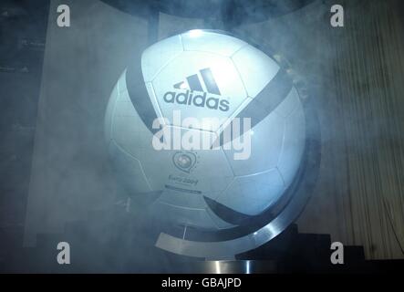 Fußball - Launch der offiziellen UEFA Euro 2004 Spielball - Adidas Roteiro Stockfoto