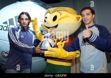 Das portugiesische Maskottchen für die EM 2004 Kinas mit Spieler Nuno Gomes und Simao Sabrosa und der neue Adidas matchball Stockfoto