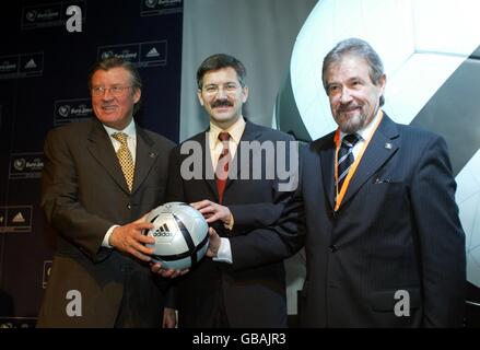 L-R: Gehard Aigner, UEFA-CEO, CEO von Adidas und Dr. Gilberto Madail, portugiesischer Fußball-Präsident und Vorstandsvorsitzender der Euro 2004 mit dem neuen Adidas-Spieltageball Stockfoto