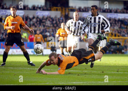 Fußball - FA Barclaycard Premiership - Wolverhampton Wanderers / Newcastle United. Jody Craddock von Wolverhampton Wanderers übernimmt den Ball in den letzten Sekunden des Spiels, aber die Strafe wird nicht vergeben Stockfoto