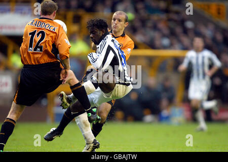 Olivier Bernard (c) von Newcastle United kommt zwischen Wolverhampton Wanderers' Jody Craddock (l) und Alex Rae (r) gewinnen Ball Stockfoto