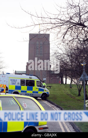 In der Gegend der Guildford Cathedral in Surrey, wo gestern Nachmittag ein Mann von der Polizei getötet wurde, befindet sich noch eine Polizeikordon. Stockfoto