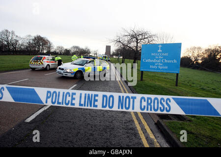 In der Gegend der Guildford Cathedral in Surrey, wo gestern Nachmittag ein Mann von der Polizei getötet wurde, befindet sich noch eine Polizeikordon. Stockfoto