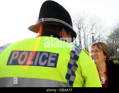 Innenministerin Jacqui Smith trifft Polizisten im West Wing Arts Center in Slough, Berkshire. Unterdessen bestand der Innenminister darauf, dass Beamte eine "Systemserie von Lecks" von potenziell sensiblem Material des Innenministeriums untersuchen, als der hochrangige Tory-Abgeordnete Damian Green letzte Woche verhaftet wurde. Stockfoto