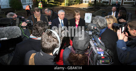 Innenministerin Jacqui Smith und Jack Straw treffen Polizisten im West Wing Arts Center in Slough, Bukshire. Unterdessen bestand der Innenminister darauf, dass Beamte eine „Systemserie von Lecks“ von potenziell sensiblem Material des Innenministeriums untersuchen würden, als der hochrangige Tory-Abgeordnete Damian Green letzte Woche verhaftet wurde. Stockfoto