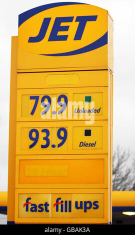 Tankstelle, die aus Protest Mehrwertsteuerfreien Kraftstoff verkauft. Ein Schild mit den Kraftstoffpreisen an der Tankstelle von Chris Woodruff in Darsham, Suffolk. Stockfoto