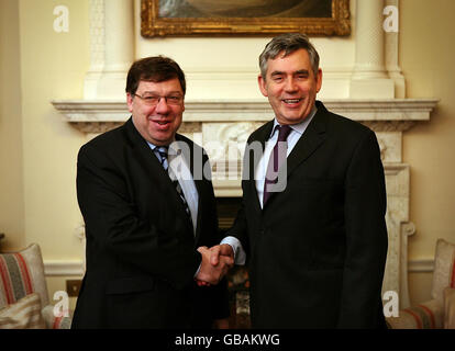 Premierminister Gordon Brown (rechts) trifft sich mit dem irischen Premierminister Brian Cowen in der Downing Street 10 in London. Stockfoto