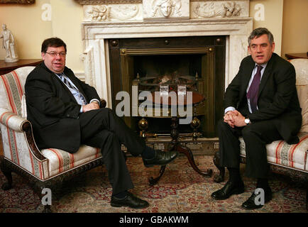 Premierminister Gordon Brown (rechts) trifft sich mit dem irischen Premierminister Brian Cowen in der Downing Street 10 in London. Stockfoto