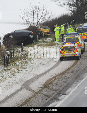 Zwei Autos in einem Graben an der Seite der A64-Straße bei York, als Schnee das Vereinigte Königreich trifft. Stockfoto