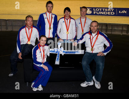 Großbritannien's (von links nach rechts) Chris Hoy, Victoria Pendleton, Bradley Wiggins, Rebecca Romero, Ed Clancy und Jamie Staff posieren mit einem TV, den sie von Sponsoren Panasonic während eines Fotoalles im Velodrome in Manchester gegeben wurden. Stockfoto