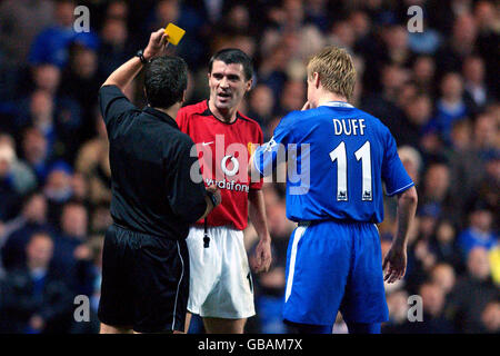 Fußball - FA Barclaycard Premiership - Chelsea / Manchester United. Chelsea's Damien Duff sieht zu, wie Roy Keane von Manchester United eine gelbe Karte erhält Stockfoto