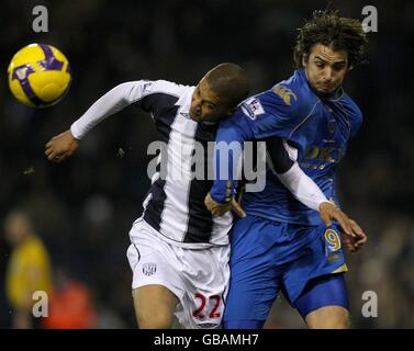 Fußball - Barclays Premier League - West Bromwich Albion gegen Portsmouth - The Hawthorns. Gianni Zuiverloon von West Bromwich Albion und Niko Kranjcar von Portsmouth in Aktion Stockfoto