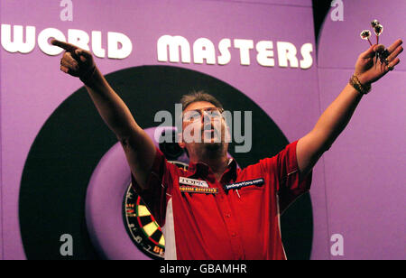 Englands Martin Adams feiert seinen Sieg im Finale der Winmau World Masters im Spa, Bridlington. Stockfoto