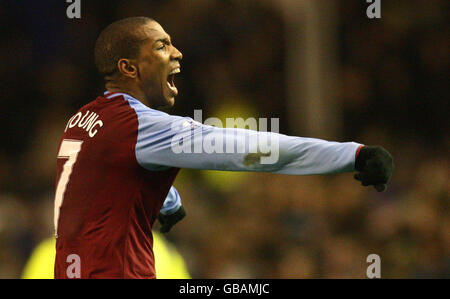 Der Matchsieger Aston Villa's Ashley Young feiert vor den Villa-Fans beim Finalpfiff, nachdem er nach dem Barclays Premier League-Spiel im Goodison Park, Liverpool, mit 12 Sekunden vor dem Tor zu ihren Gunsten 3-2 Punkte erzielt hat. Stockfoto