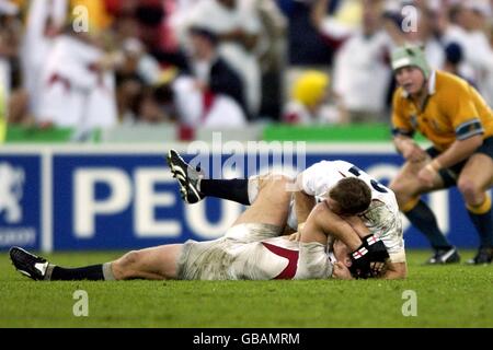 Rugby Union - Weltmeisterschaft 2003 - Finale - England gegen Australien. Die Engländer Mike Cott und Ben Cohen feiern den Sieg Stockfoto