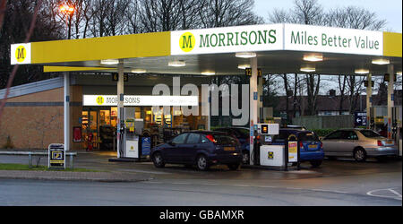 Morrisons in Belle Vale, Liverpool, das die Kosten für seinen Diesel unter 1 gesenkt hat. Stockfoto