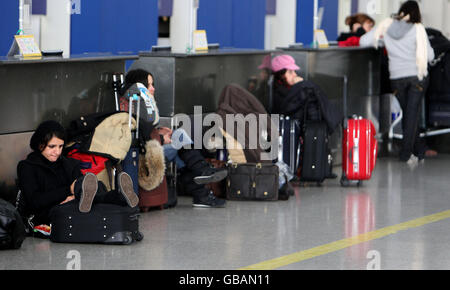 Passagiere warten an Ryan Air Check-in-Schaltern am Flughafen Stansted, Essex, nach einem Protest der direkten Aktion Gruppe Flugzeug dumm. Stockfoto