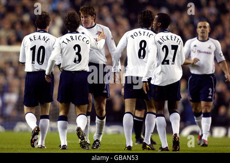 (Von r-l) Robbie Keane, Mauricio Taricco, Darren Anderton, Helder Postiga, Rohan Ricketts und Stephen Carr von Tottenham Hotspur feiern das Tor Stockfoto