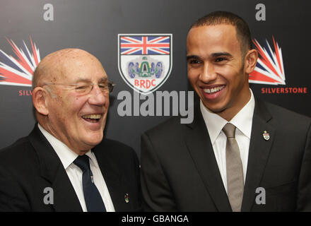 Sir Stirling Moss und Formel-1-Weltmeister Lewis Hamilton bei den British Racing Drivers Club Awards im Cafe Royal, Piccadilly, London. Stockfoto