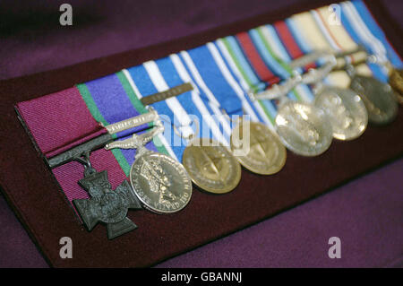 Eine Auswahl von Medaillen, die das Regiment gewonnen hat, darunter ein Victoria-Kreuz (erstes links) im 4 Millionen-Museum, das dem Fallschirmregiment im Imperial war Museum in Duxford bei Cambridge gewidmet ist und vom Prinz von Wales eröffnet wurde. Stockfoto