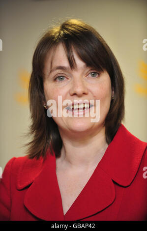 Die neue Vorsitzende der liberal-demokratischen Partei Walisens, Kirsty Williams, spricht, nachdem ihr Wahlsieg im Wales Millennium Center, Wales, verkündet wurde. Stockfoto