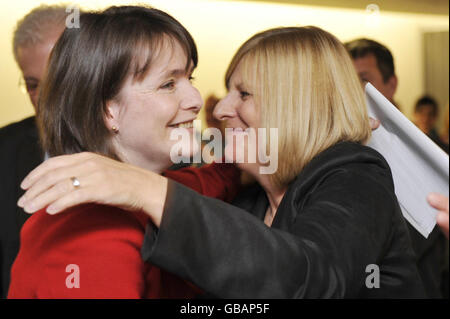 Der neue Vorsitzende der liberal-demokratischen Partei Walisens, Kirsty Williams, wird von der lib dem-Kampagnenmanagerin Veronica German gratuliert, nachdem der Sieg im Wales Millennium Center, Wales, angekündigt wurde. Stockfoto