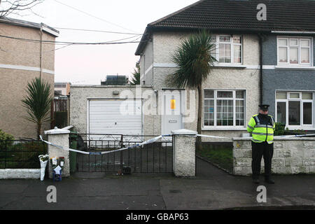 Tödliche Schüsse. Gardai an der Szene in der Nähe der East Wall Road, wo Aidan O'Kane, 50, in Dublin, Letzte Nacht. Stockfoto