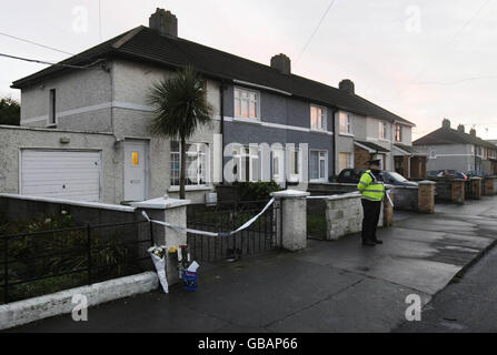 Tödliche Schüsse. Gardai an der Szene in der Nähe der East Wall Road, wo Aidan O'Kane, 50, in Dublin, Letzte Nacht. Stockfoto