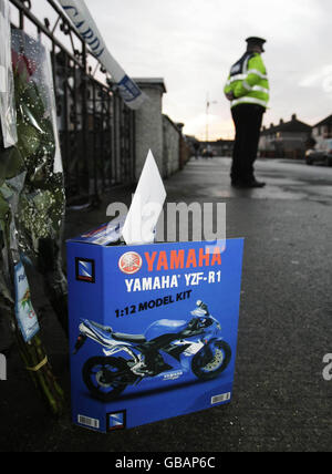 Tödliche Schüsse. Gardai an der Szene in der Nähe der East Wall Road, wo Aidan O'Kane, 50, in Dublin, Letzte Nacht. Stockfoto