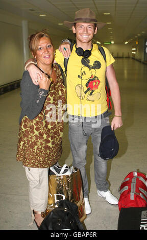 Ich bin ein Star... Get me out from here der Gewinner Joe Swash und seine Mutter Kiffy kommen auf einem Flug aus Australien am Londoner Flughafen Heathrow an. Stockfoto