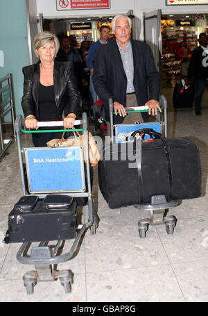 Ich bin ein Promi... Hol mich hier raus der Kandidat Robert Kilroy-Silk und seine Frau Jan Beech kommen mit einem Flug aus Australien am Londoner Flughafen Heathrow an. Stockfoto