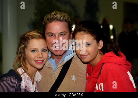 Ich bin ein Star... Hol mich hier raus David Van Day und seine Töchter Olivia, 16 und Amber, 12, kommen mit einem Flug aus Australien am Londoner Flughafen Heathrow an. Stockfoto