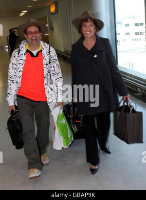 Ich bin ein Star... Hol mich hier raus die Teilnehmer Timmy Mallet und Esther Rantzen kommen mit einem Flug aus Australien am Londoner Flughafen Heathrow an. Stockfoto