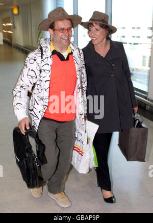 Ich bin ein Star... Hol mich hier raus die Teilnehmer Timmy Mallet und Esther Rantzen kommen mit einem Flug aus Australien am Londoner Flughafen Heathrow an. Stockfoto