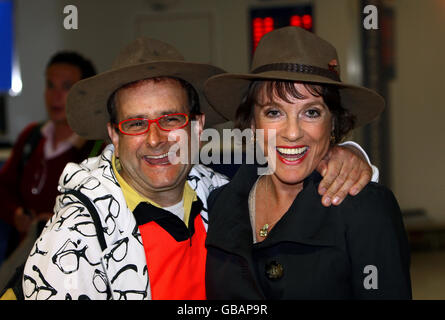 Ich bin ein Star... Hol mich hier raus die Teilnehmer Timmy Mallet und Esther Rantzen kommen mit einem Flug aus Australien am Londoner Flughafen Heathrow an. Stockfoto