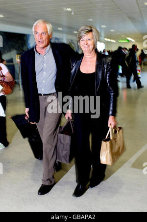 Ich bin ein Promi... Hol mich hier raus der Kandidat Robert Kilroy-Silk und seine Frau Jan Beech kommen mit einem Flug aus Australien am Londoner Flughafen Heathrow an. Stockfoto